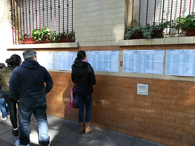 640px-Viendo_el_padrón_PASO_2017