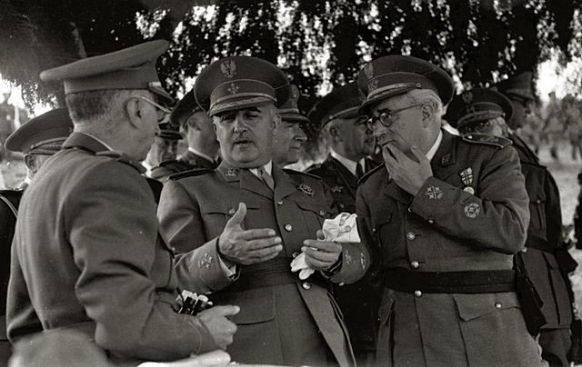 Francisco_Franco_junto_a_autoridades_militares_en_unas_maniobras_(13_de_19)_-_Fondo_Car-Kutxa_Fototeka