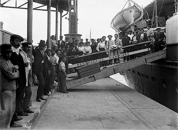 640px-Inmigrantes_europeos_llegando_a_Argentina