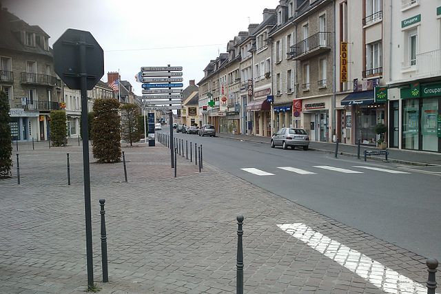 640px-Isigny-sur-Mer_-_Place_Général_de_Gaulle